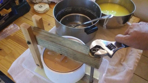 tightening cheese press
